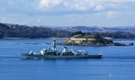 The HMS Portland passing Drake's Island, Plymouth (© Herbythyme, CC BY-SA 4.0)
