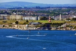 A view of Plymouth Hoe from Staddon Heights, in Devon, UK. Kitt Hill (on the Cornish side of the Tamar) is visible in the distance. (© Nilfanion, CC BY-SA 3.0)